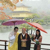 ブータン国王夫妻 雨の金閣寺を参拝 スローライフな案山子